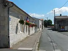 La rue des Ridollières à Beaugeay, avec, à gauche de l'image, la mairie de la commune.