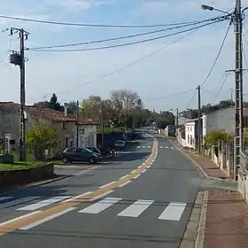 La route départementale 728 traverse le village de la Clisse d'est en ouest.