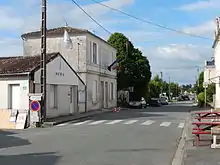 La rue de l'hôtel de ville, avec sur la gauche la mairie.