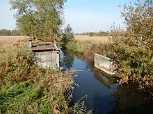 L'Arnoult marque la limite entre les communes de la Clisse (rive droite) et Luchat (rive gauche).