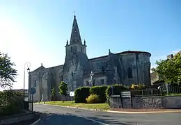 Vue générale de l'église Saint-Blaise de Plassay.