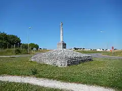 Croix, ou calvaire, à l'ouest du bourg.