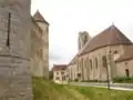 Église Saint-Maurice jouxtant le château.