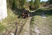 Photo d'une voie ferrée envahie par l'herbe.