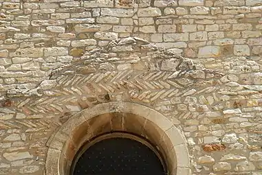 Ancien pignon triangulaire de la façade occidentale de la nef.