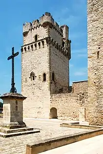 Le donjon et la place de l'église.