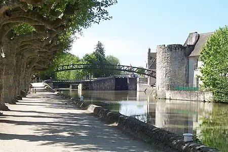 Passerelle Victor-Hugo construite en 1891 en style Eiffel sur le canal de Briare.