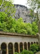 Les thermes et la montagne.