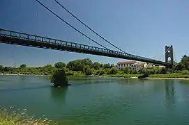 Le pont suspendu au-dessus de l'Ardèche.