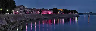 Arles - Les bords du Rhône photographiés la nuit en 2008 : une évocation de la toile de Van Gogh.