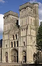 Église abbatiale de la Trinité, façade principale.