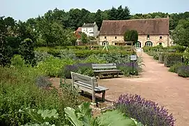 Le jardin de l'abbaye et la grange dîmière.