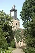 Le sequoia géant à droite devant le collège, classé arbre remarquable de France.