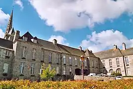 Mairie de Tréguier, ancien évêché.
