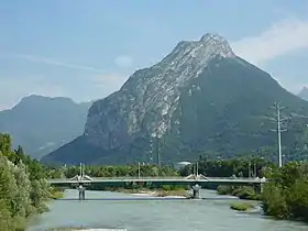 Vue du Néron depuis le pont Esclangon, au sud, franchissant le Drac entre Grenoble et Fontaine.
