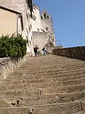 Parvis et escaliers de la cité religieuse