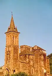 La collégiale de Bédouès, église fortifiée que le pape Urbain V (originaire de ces lieux) fit construire en 1363