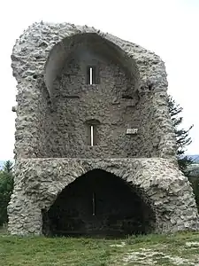 Vestiges de la tour des Anglais à Châteauneuf-de-Randon.