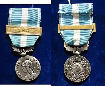 Médaille d'Outre-Mer (1893) et agrafe « Tchad », ruban original, avers et revers.