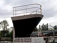 Étrave du France, exposée au port de Grenelle à Paris.