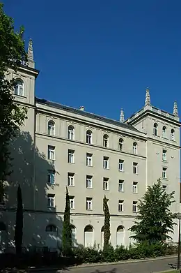Collège d'Espagne, à la Cité internationale universitaire de Paris de Modesto Lopez Otero, 1937. Toit-terrasse orné d'obélisques.