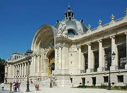 Le Petit Palais possède un portail art nouveau remarquablement bien intégré dans l'ensemble néoclassique de l'édifice.