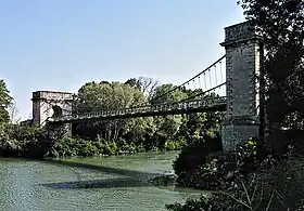 Pont suspendu dit ancien pont de Fourques (également sur commune d'Arles, dans les Bouches-du-Rhône)