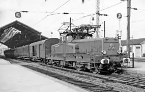 La BB 12035 en gare de Charleville-Mézières en 1958.