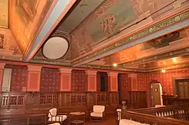 Plafond du salon au premier étage avec un oculus appelé aussi  "œil-de-bœuf "ou "puits de lumière".