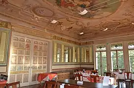 Salle à manger principale et salle de bal. avec trois doubles portes coulissantes menant au fumoir, au salon japonais et au hall d'entrée. Au plafond, médaillon central avec Apollon et les neuf muses.