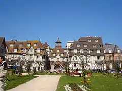 Hôtel et jardin François André, coté casino de Deauville.