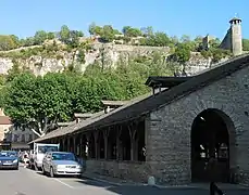 La halle et la colline Saint-Hippolyte.