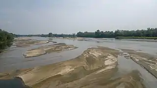 La Loire et des grèves au niveau du pont.