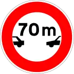 B17. Interdiction aux véhicules de circuler sans maintenir entre eux un intervalle au moins égal au nombre indiqué.
