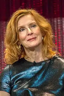 Frances Conroy dans les rôles de Myrtle Snow et Moira O'Hara