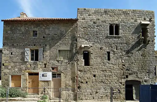 Probablement les restes d'une citadelle sur le rempart mentionné dans les jurades. Façade en cours de restauration en 2015