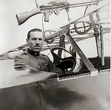 Photographie noir et blanc d'un homme dans son cockpit d'avion ouvert.