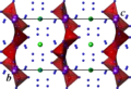 Structure de la francevillite, projetée sur le plan (b, c). Violet : U, rouge : V, vert : Ba et Pb, bleu : O. Les atomes d'hydrogène ne sont pas représentés.