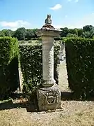 Monument funéraire de la famille Caron, près de l'église