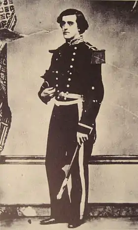 Portrait photographique en pied d'un homme blanc, d'une trentaine d'années, en uniforme.