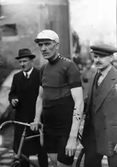 Photographie en noir et blanc d'un coureur cycliste.