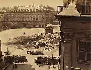 Les ruines de la colonne Vendôme par Franck, photographe orléaniste, pour le journal l'Illustration, en 1871, papier albuminé.