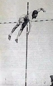 Photo d'un athlète franchissant une barre au saut en hauteur.