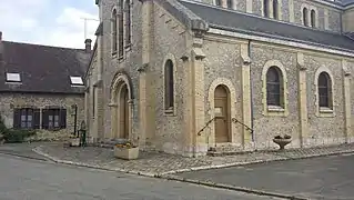 Façades sud et ouest de l'église.