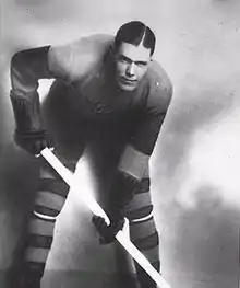 Photographie en noir et blanc d'un joueur de hockey sur glace.