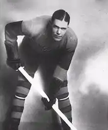 photographie en noir et blanc de Frank Fredrickson dans l'uniforme des Cougars de Victoria