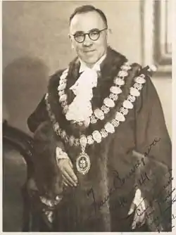 Portrait de Frank Beaurepaire, portant un grand collier de décoration.