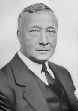 Photographie noir et blanche de Calder en costume et cravate