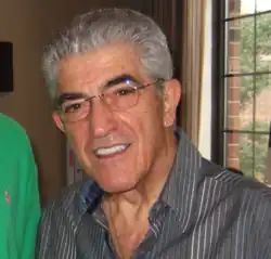 Frank Vincent incarne Phil Leotardo.