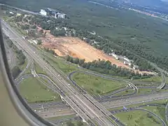 Croisement autoroutier des routes européennes E42 et E451 vers l'aéroport de Francfort-sur-le-Main.